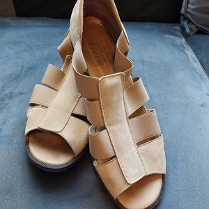 Munro American Sz 8 -1/2 WIDE Tan Suede & Stretch Sandals